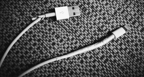 apple-lightning-cable-broken